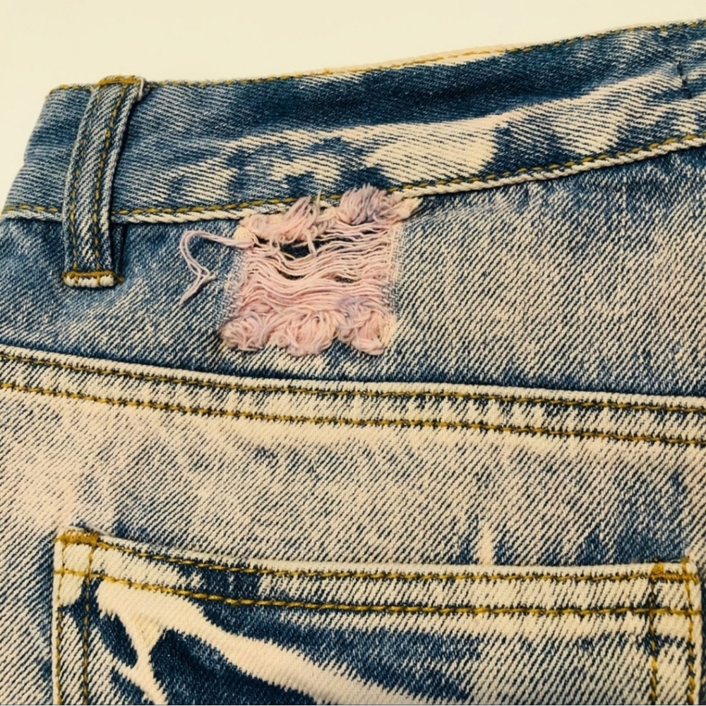 NWT Love Fire Denim Studded Shorts Acid Wash Pink Raw Edge Hem Junior Size 9 - Picture 6 of 9